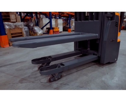 Штабелер самоходный 1,5 т 4,5 м XILIN CDDR15S Li-ion двухуровневый (сопровождаемый)