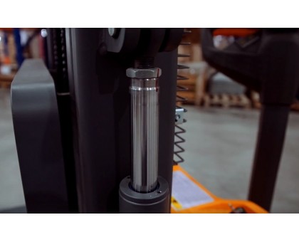 Штабелер самоходный 1,5 т 5,6 м XILIN CDDK15S Li-ion двухуровневый (с платформой)